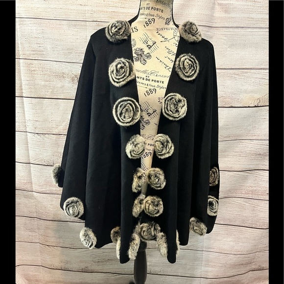 Black Cape Rex Rabbit Fur Rosettes No Sleeves One Size Elegant Roses - Picture 1 of 8